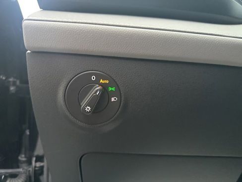 Used 2024 Volkswagen Taos SE image 21