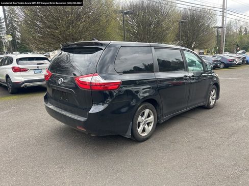 Used 2019 Toyota Sienna L w/ Carpet Mat Package image 4