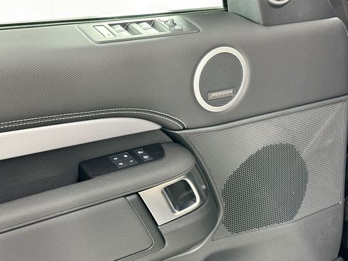 Used 2025 Land Rover Discovery Dynamic SE image 15