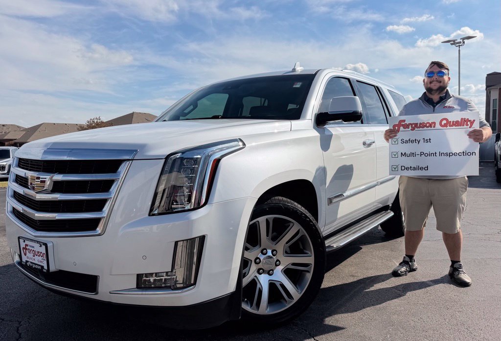 Used 2016 Cadillac Escalade Luxury RWD image 1