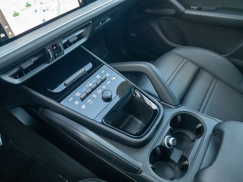 Used 2025 Porsche Cayenne image 21