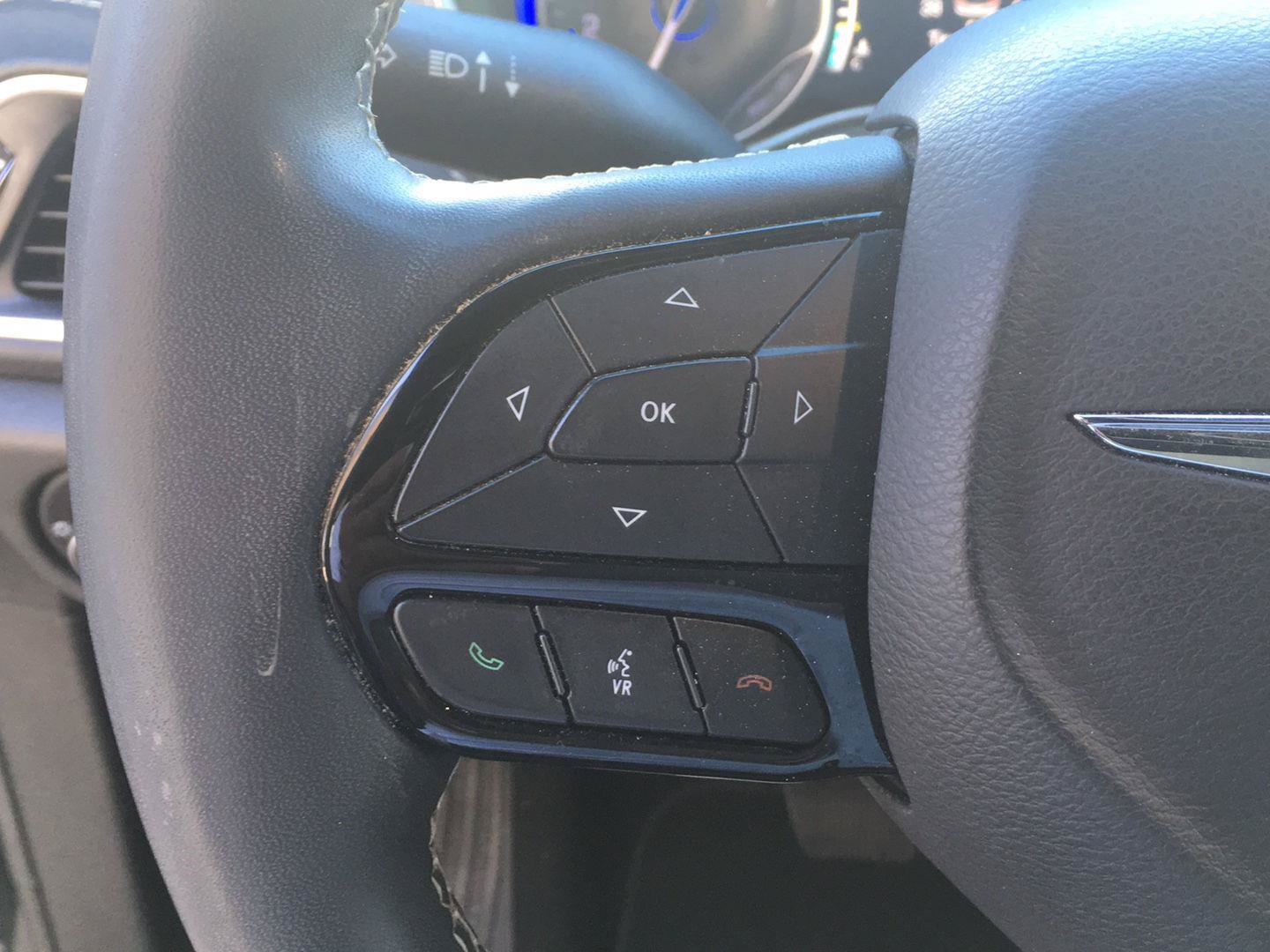 Used 2023 Chrysler Pacifica Touring FWD image 17