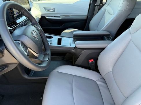 Used 2025 Toyota Sienna XLE image 13