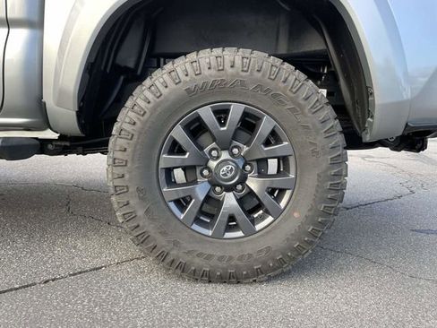 Used 2023 Toyota Tacoma SR5 w/ Technology Package image 9