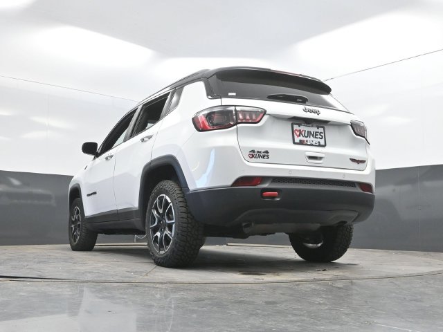 Used 2025 Jeep Compass Trailhawk AWD/4WD image 49
