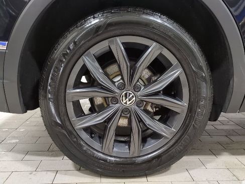 Used 2024 Volkswagen Tiguan SE w/ Panoramic Sunroof Package image 23