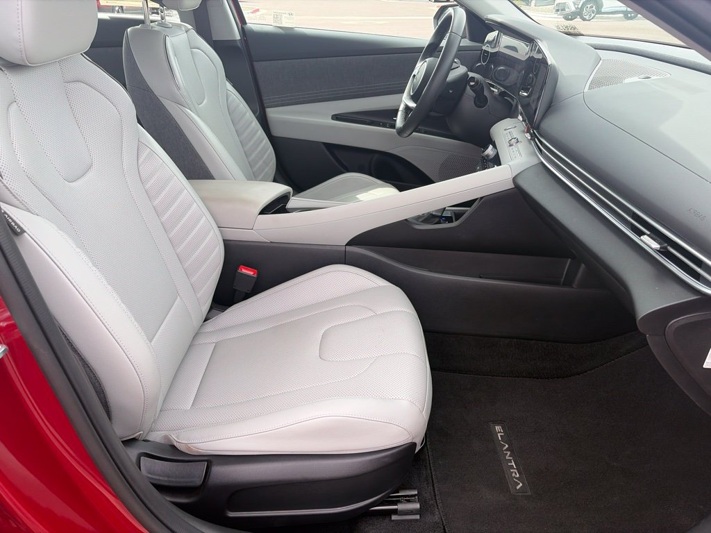 Certified 2025 Hyundai Elantra Limited FWD image 19