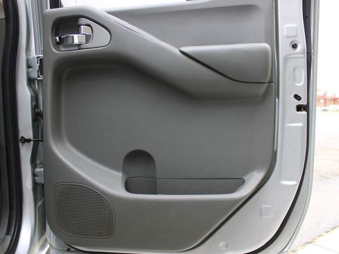 Used 2014 Nissan Frontier SV image 17