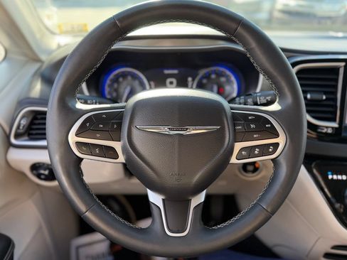 Used 2024 Chrysler Pacifica Touring-L FWD image 13