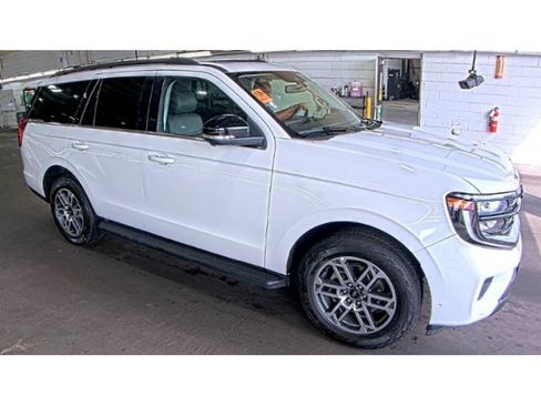 Used 2025 Ford Expedition Active AWD/4WD image 3