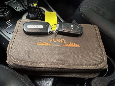 Used 2018 Jeep Cherokee Limited w/ Technology Group AWD/4WD image 34
