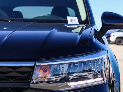 Used 2023 Volkswagen Taos SE w/ Panoramic Sunroof Package image 7