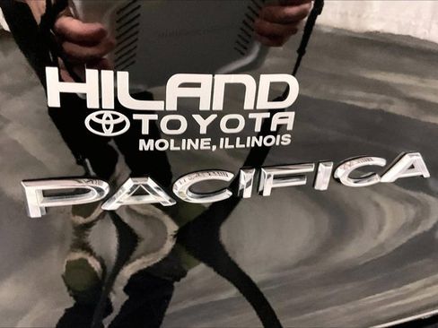 Used 2024 Chrysler Pacifica Touring-L image 8