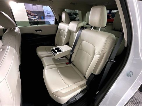 Certified 2025 Nissan Pathfinder SL image 36