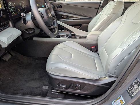 Used 2025 Hyundai Elantra Limited image 11