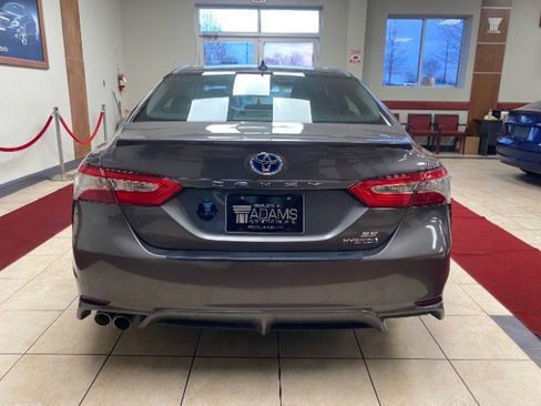 Used 2020 Toyota Camry SE w/ Sunroof Package image 4