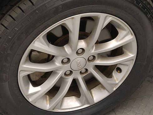 Used 2019 Jeep Cherokee Latitude w/ Popular Appearance Group FWD image 31