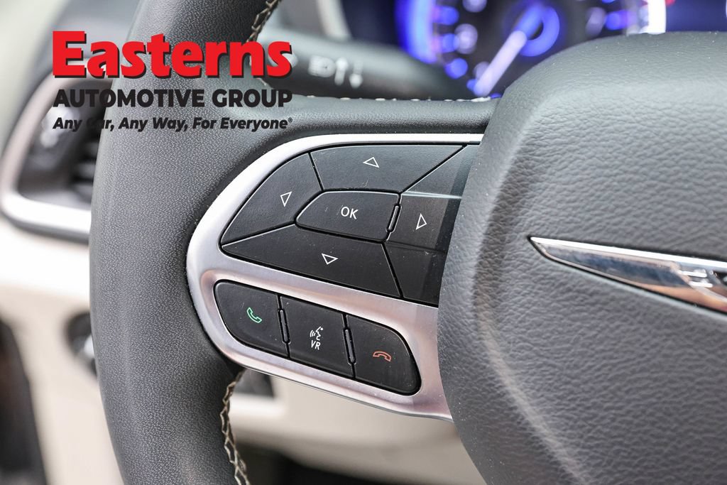 Used 2023 Chrysler Pacifica Touring-L FWD image 16