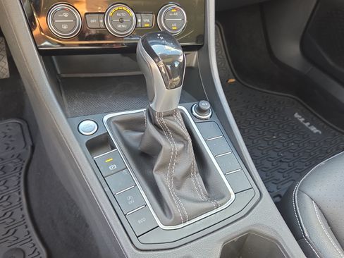 Used 2023 Volkswagen Jetta SE w/ Panoramic Sunroof Package FWD image 23