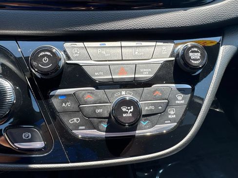 Used 2025 Chrysler Pacifica Select FWD image 17