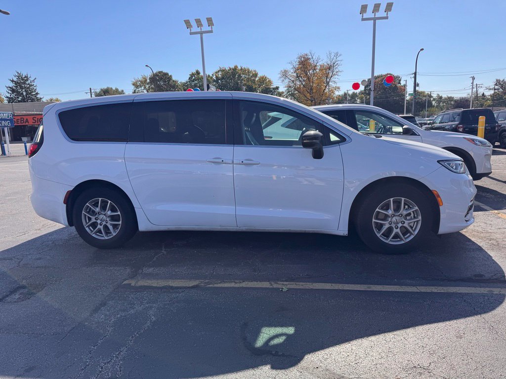 Used 2025 Chrysler Pacifica Select FWD image 11