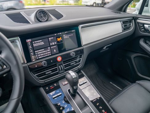 Certified 2026 Porsche Macan AWD/4WD image 16