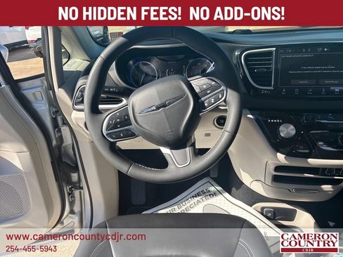 Used 2023 Chrysler Pacifica Touring-L FWD image 14