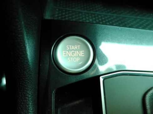 Used 2021 Volkswagen Tiguan SE image 45