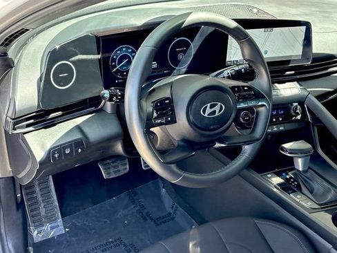 Used 2025 Hyundai Elantra SEL FWD image 11