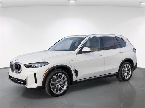 New 2026 BMW X5 xDrive50e w/ Climate Comfort Package image 4