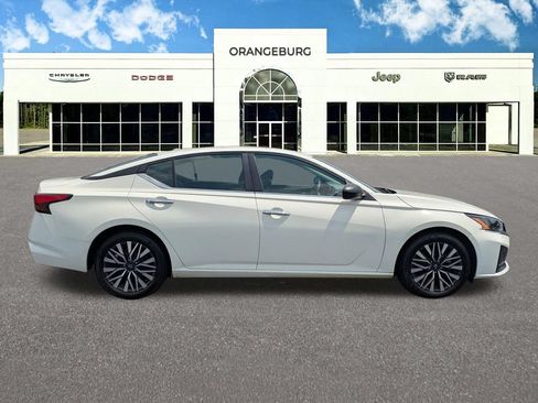 Used 2025 Nissan Altima 2.5 SV FWD image 9