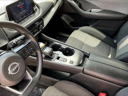 Used 2022 Nissan Rogue SV FWD image 9