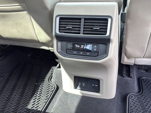 Used 2024 Volkswagen Atlas SE AWD/4WD image 19