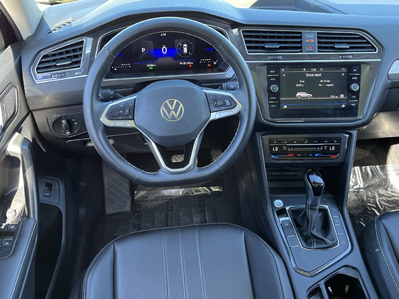 Used 2024 Volkswagen Tiguan SE w/ Panoramic Sunroof Package FWD image 10