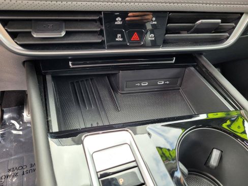Certified 2025 Volkswagen Atlas Peak Edition SE AWD/4WD image 26
