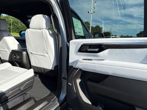 New 2025 Chevrolet Suburban Premier image 19