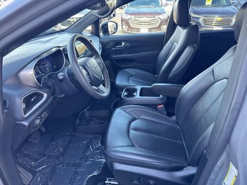 Used 2025 Chrysler Pacifica Select image 10