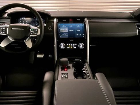 Certified 2025 Land Rover Discovery Dynamic SE AWD/4WD image 18