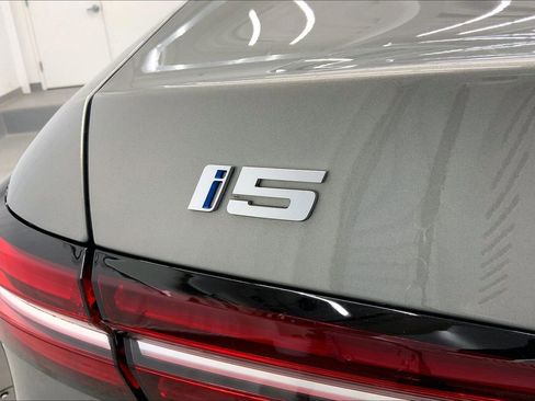 Used 2025 BMW i5 xDrive40 w/ Premium Package image 18