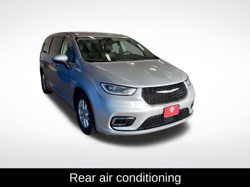 Used 2023 Chrysler Pacifica Touring-L FWD image 13