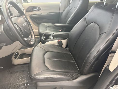 Used 2019 Chrysler Pacifica Touring-L FWD image 11