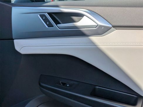 Used 2025 Volkswagen Taos SE image 33