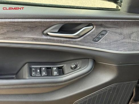 Used 2023 Jeep Grand Cherokee Limited image 16