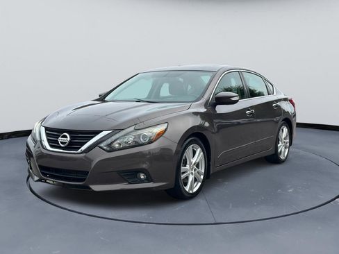 Used 2017 Nissan Altima 3.5 SL w/ 3.5SL Technology Package FWD image 3