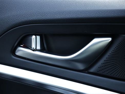 Used 2025 Genesis G70 2.5T image 15