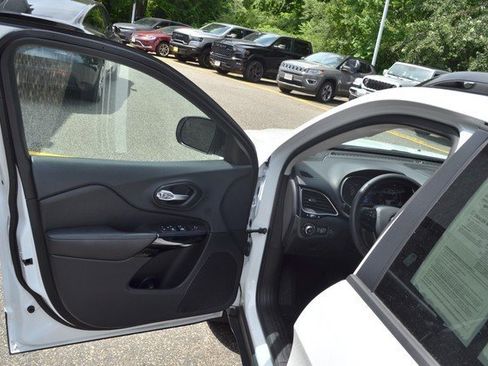 Used 2023 Jeep Cherokee Altitude Lux image 15