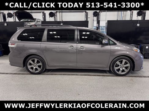 Used 2019 Toyota Sienna SE image 2
