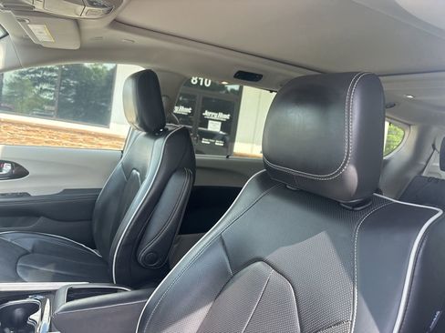 Used 2024 Chrysler Pacifica Limited image 3