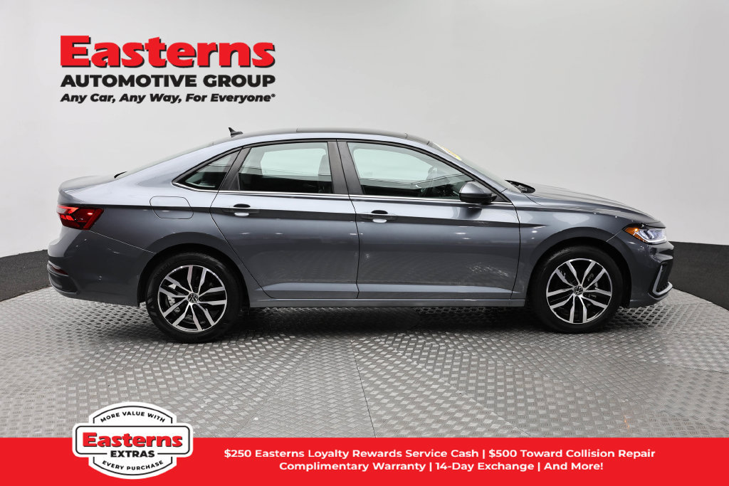 Used 2025 Volkswagen Jetta SE FWD image 5