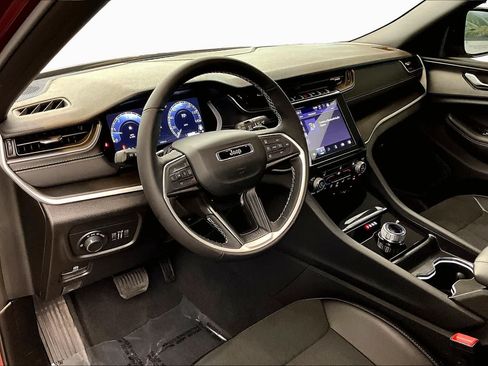 Used 2025 Jeep Grand Cherokee Altitude RWD image 17